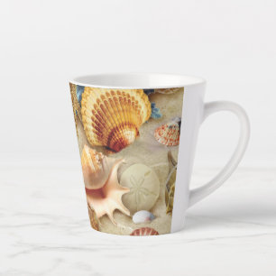 Zeeschelpen op het strand latte mok