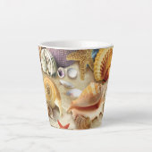 Zeeschelpen op het strand latte mok (Voorkant)