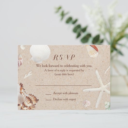 Zeeschelpen & Zeesterren op het strand Bruiloft RS RSVP Kaartje (Staand voorkant)