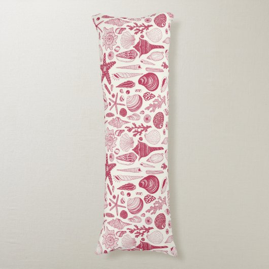 Zeeshells in Viva Magenta - Kleur van het jaar 202 Lichaamskussen (Voorkant Verticaal)