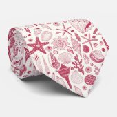 Zeeshells in Viva Magenta - Kleur van het jaar 202 Stropdas (Opgerold)