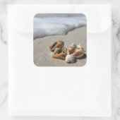 Zeeshells op de strand vierkante sticker (Tas)