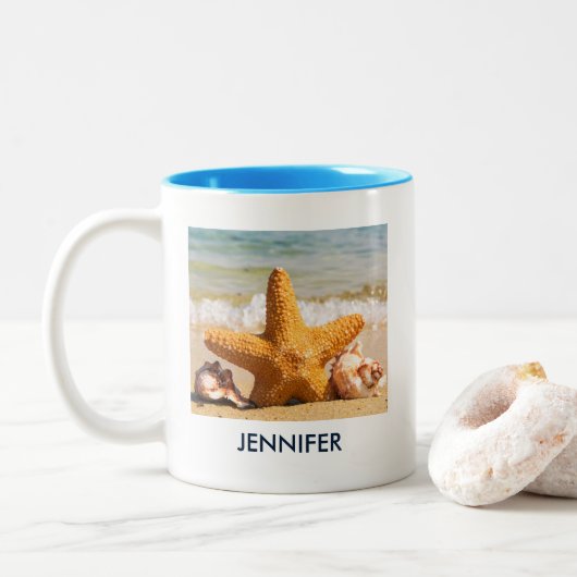 Zeesterren en schelpen op het strand Foto Custom Tweekleurige Koffiemok (Met donut)