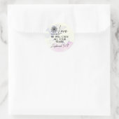 Zefanja 3:17 Zijn Liefde zal uw angsten kalmeren B Ronde Sticker (Tas)
