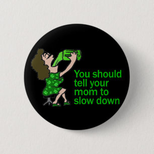 Zeg tegen je moeder dat ze traag is ronde button 5,7 cm