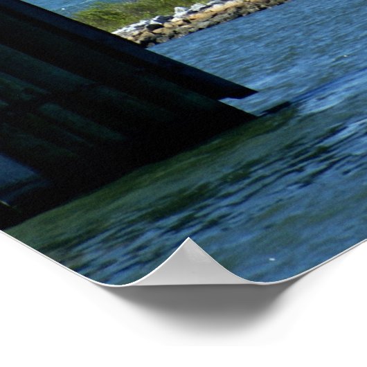 Zeilboot die het Silver-meer verlaat op Ocracoke I Poster (Hoek)