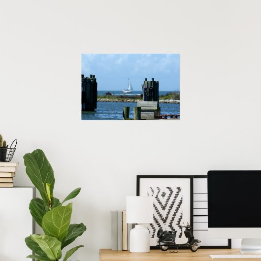 Zeilboot die het Silver-meer verlaat op Ocracoke I Poster (Thuiskantoor)