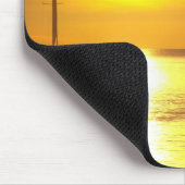 Zeilboot die op goudwater vaart muismat (Hoek)