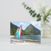 Zeilboot en watersportuitrusting op het strand briefkaart (Staand voorkant)