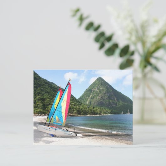 Zeilboot en watersportuitrusting op het strand briefkaart (Staand voorkant)