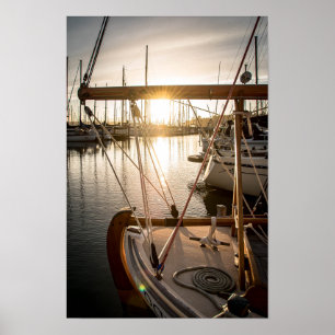 Zeilboot en zonsondergang in marina-fotografie poster