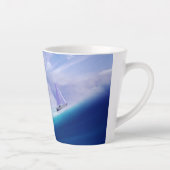 Zeilboot op een epic Wave Latte Mok (Rechts)
