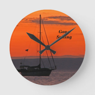 Zeilboot op Oranje zonsondergang, kleine ronde Klok
