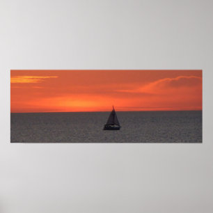 Zeilboot Op Zee Bij Zonsondergang Poster