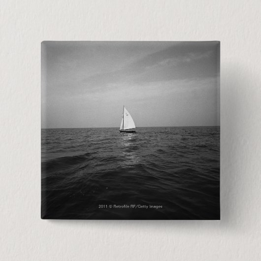 Zeilboot op zee vierkante button 5,1 cm (Voorkant)
