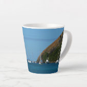 Zeilboten in de witte en blauwe zee latte mok (Rechterhoek)