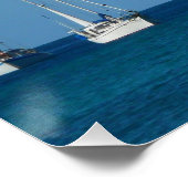 Zeilboten in de witte en blauwe zee perfect poster (Hoek)