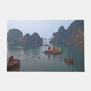 Zeilboten in Ha Long Bay - Vietnam, Azië Deurmat