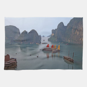 Zeilboten in Ha Long Bay - Vietnam, Azië Theedoek