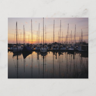 Zeilboten in haven met tegenlicht. briefkaart