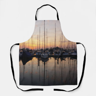 Zeilboten in haven met tegenlicht. schort