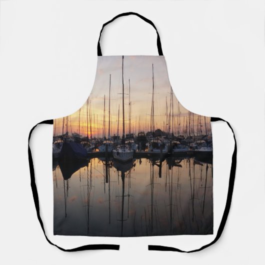 Zeilboten in haven met tegenlicht. schort (Voorkant)
