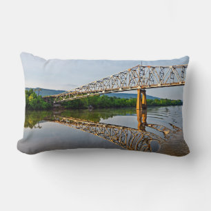 Zeilen onder een brug over de rivier de Tennessee Kussen