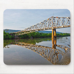 Zeilen onder een brug over de rivier de Tennessee Muismat