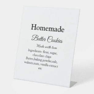 Zelfgemaakte boterkoekjes gemaakt met liefde en te reclamebord met voetstuk
