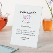 Zelfgemaakte donuts gemaakt met liefde en tekst to reclamebord met voetstuk (Insitu)