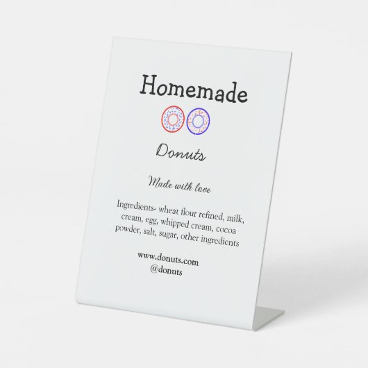 Zelfgemaakte donuts gemaakt met liefde en tekst to reclamebord met voetstuk (Voorkant)