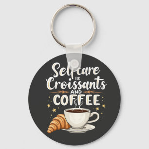 Zelfzorg is croissant en koffie cafeïne patserij sleutelhanger