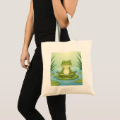 Zen Frog Meditating on Lily Pad – Peaceful Yoga Ca Tote Bag (Voorkant (product))