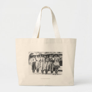 Zes cowmeisjes op Cheyenne Frontier Days. Grote Tote Bag