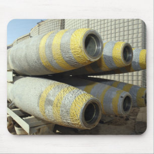 Zes GBU-12 bommen zitten in een rek Muismat