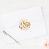 Zes is een Vibe Retro Rainbow Groovy 6e verjaardag Ronde Sticker (Envelop)