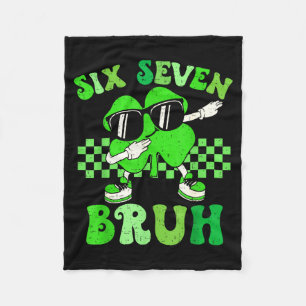 Zes zeven bruh meme 67 dabbing klaver st patrick fleece deken