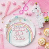 Zestien is een Vibe Retro Summer Rainbow Papieren Bordje (Feest)