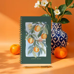 Zesty Orange Citrus Orchard de fruits botaniques<br><div class="desc">Présentez notre planificateur Zesty Orange Citrus Botanical Fruit Orchard, une façon dynamique et fonctionnelle d'organiser vos journées tout en célébrant la beauté naturelle des vergers d'agrumes. Ce planificateur présente l'illustration de gouache imprimée à la main d'un oranger en fleurs, apportant l'énergie fraîche et vivifiante d'un verger éclairé par le soleil...</div>
