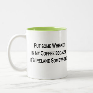 Zet wat whisky in mijn koffie Het is Ierland 5 uur Tweekleurige Koffiemok