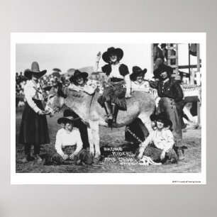 Zeven rodeo cowemmeisjes die met een ezel poseren poster