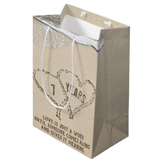 Zevende Jubileum Beach Hearts Medium Gift Bag Medium Cadeauzakje (Voorkant Gekanteld)