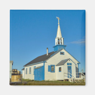 Zicht op een blauwe en witte kerk in de Dene-stam Magneet