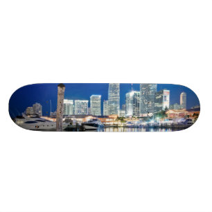 Zicht op skyline met reflectie in water, Miami Skateboard