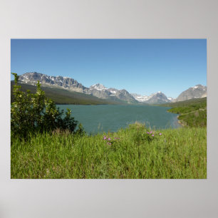 Zicht op Swiftcurrent Lake in Glacier National Par Poster