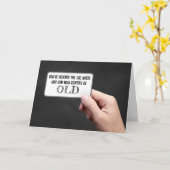 Zichzelf als oud identificeren met handgebaar kaart (Gele Bloem)