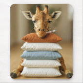 Zieke Giraffe Op Bed Kussen Stapel Muismat (Voorkant)