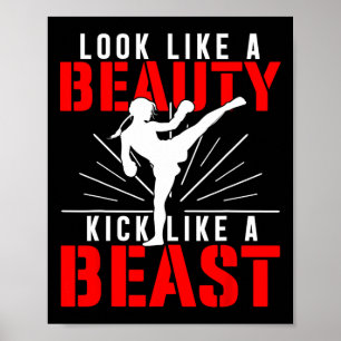 Ziet eruit als schoonheid, trapt als Beest Kickbok Poster