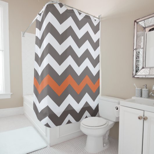 Zigzags Gris Avec Rideau De Douche À Accent Orange (En situation)