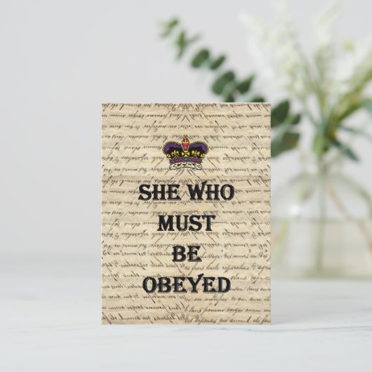 Zij die gehoorzaamd moet worden briefkaart (Staand voorkant)